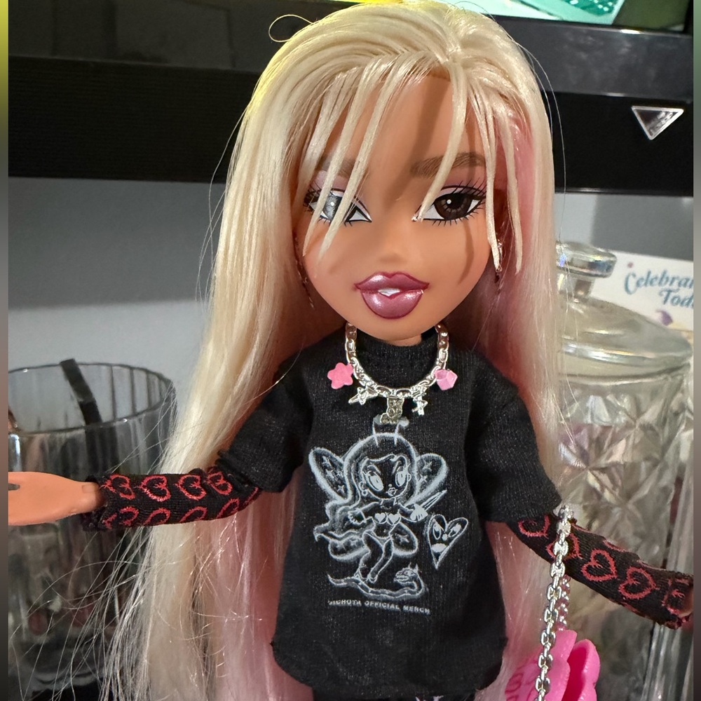 KAROL G BRATZ DOLL OOB - Picture 5 of 5
